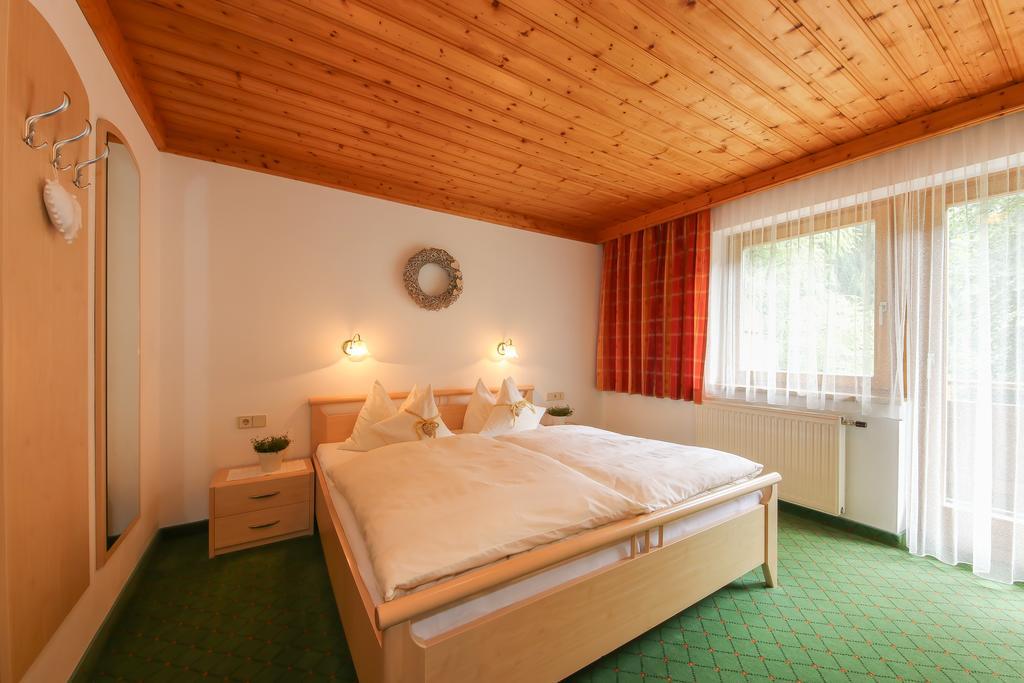 Haus Spieleck Bed & Breakfast Saalbach-Hinterglemm Exterior foto